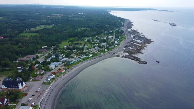 Survol de drone le long du littoral du Fleuve St-Laurent, village de M&eacute;tis-sur-Mer ( Les Boules ), Gasp&eacute;sie, Qu&eacute;bec , Canada. Plages & formations rocheuses en bord de mer dans un d&eacute;cor panoramique.