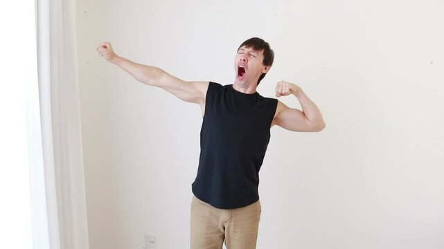 homem bocejando muito com sono 