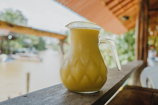 Jarra de suco de Tapereb&aacute; na Ilha do Combu, Par&aacute;, Brasil