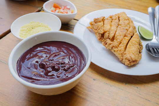 A&ccedil;a&iacute; com peixe frito servido em restaurante | Bel&eacute;m, Brasil