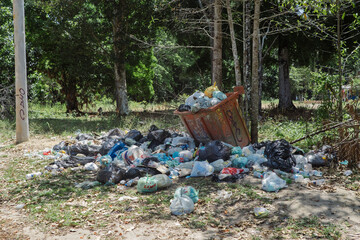 Descarte irregular de resíduos / lixo na natureza