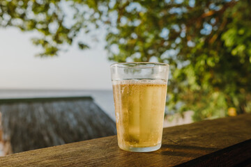 Cerveja gelada em copo americano (copo lagoinha) na praia | Ilha de Cotijuba, Pará, Amazônia, Brasil