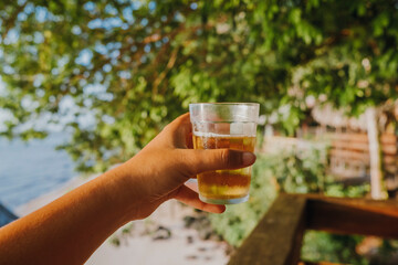 Cerveja gelada em copo americano (copo lagoinha) na praia | Ilha de Cotijuba, Pará, Amazônia, Brasil