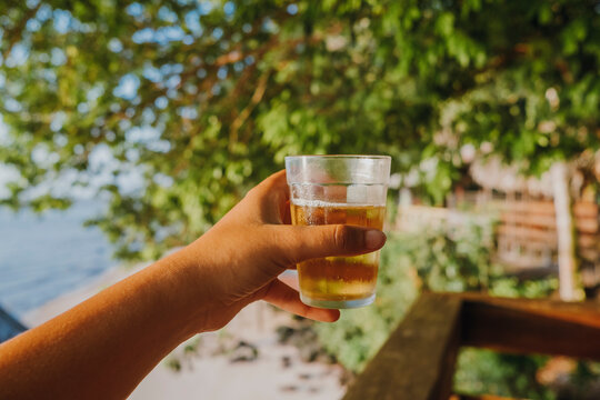 Cerveja gelada em copo americano (copo lagoinha) na praia | Ilha de Cotijuba, Par&aacute;, Amaz&ocirc;nia, Brasil