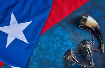 fondo espuelas y cacho emboquillado con la bandera de chile, concepto celebración fiestas patrias