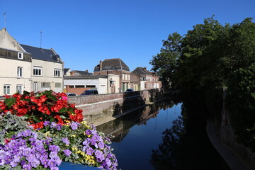 La rivière Oise dans la ville, ville de Guise, département de l'Aisne, France