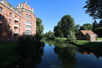 La rivière Oise dans la ville, ville de Guise, département de l'Aisne, France