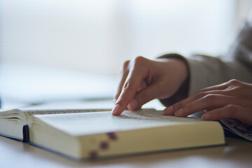 辞書を読む大学生の手元