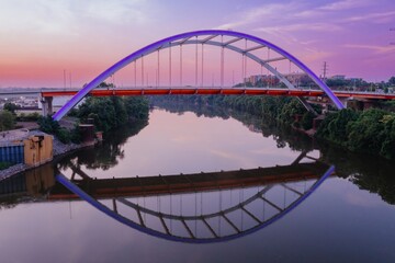 Obraz premium Korean Veterans Memorial Bridge.Nashville crossing the Cumberland River, Tennessee, United States of America.
