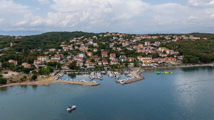 Chorwackie miasteczko nadmorskie © sopthedrone