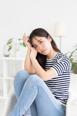 Fototapeta premium 部屋でリラックスする若い女性