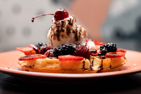 Delicioso waffle con frutas y nieve encima