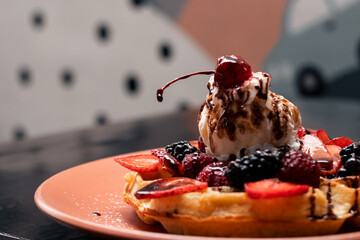 Delicioso waffle con frutas y nieve encima
