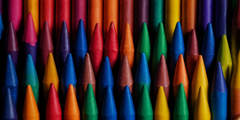 Symmetrisch angeordnete Wachsmalstifte in intensiven Farben, spitz zulaufend, perfekt geeignet für kreative und künstlerische Projekte, die ein lebendiges Farbspektrum erfordern