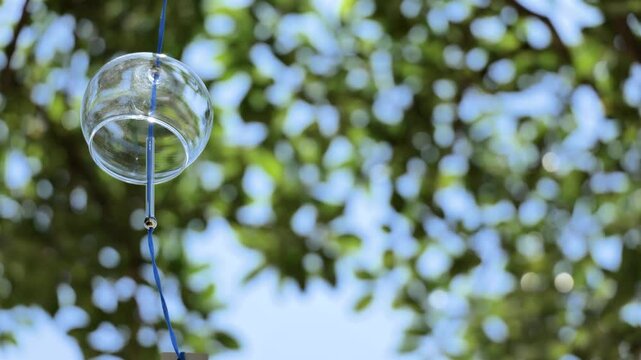 ガラス製の風鈴が風に揺れるのは日本の夏を代表する情緒ある風景