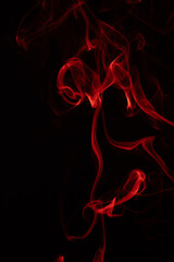 textura de humo retroiluminado de rojo con fondo negro