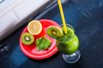 Copa de jugo verde con kiwi y limón