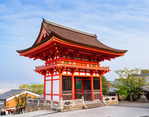 Obraz premium 春の京都 清水寺 仁王門