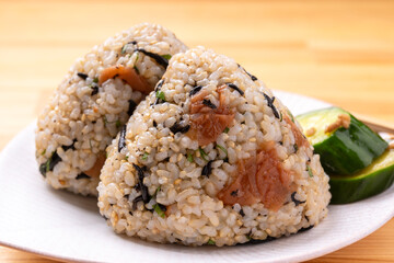 梅しそひじきのおにぎり（玄米ごはん）