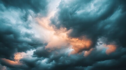 Obraz premium The sky is filled with dark clouds and the sun is barely visible