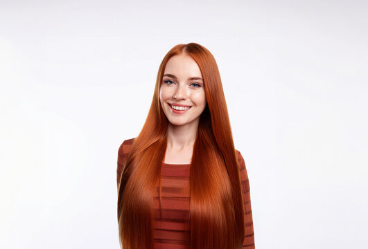 mulher ruiva de cabelos ondulados longos sorridente camiseta laranja fundo branco isolado