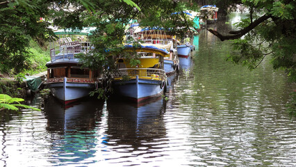 Fototapeta premium Shikara tourist boats parked in the canal at Alappuzha, Kerala, India