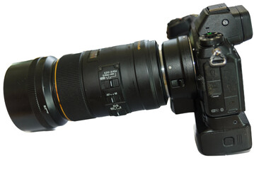 Eine Systemkamera mit Makroobjektiv