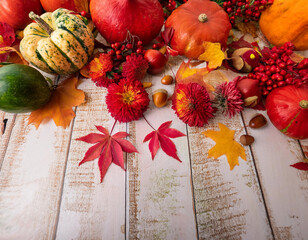 秋の紅葉背景 - カエデの葉とオレンジ色の光　Autumn Foliage Background - Maple Leaves and Orange Light