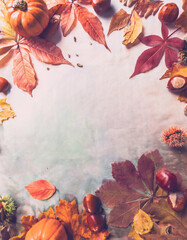 秋の紅葉背景 - カエデの葉とオレンジ色の光　Autumn Foliage Background - Maple Leaves and Orange Light