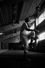 ブルペンで投球練習する投手