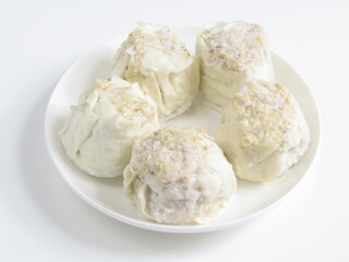 白い皿に盛られた美味しそうな冷凍焼売