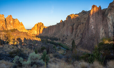 Naklejka premium Rock formations and Crooked River in Smith Rock State Park in Oregon
