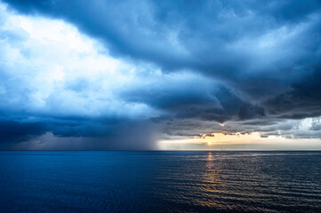 Griechenland Zakynthos Tornado Sturm Unwetter vor einem Sonnenaufgang