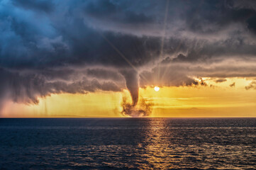 Griechenland Zakynthos Tornado Sturm Unwetter vor einem Sonnenaufgang