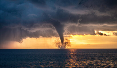 Griechenland Zakynthos Tornado Sturm Unwetter vor einem Sonnenaufgang