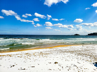 눈 쌓인 해변가