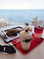 바다가 보이는 카페에서의 음료수