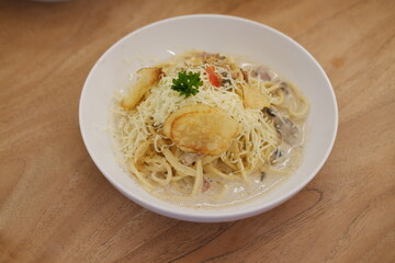Creamy Pasta with Cheese and Potato Crisps