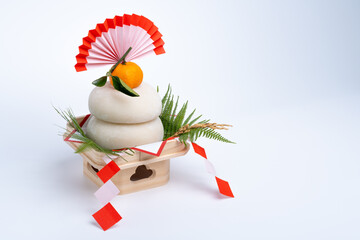 本物のお餅&ldquo;鏡餅"を左上に配置した写真　白背景　低い三宝(台座)あり