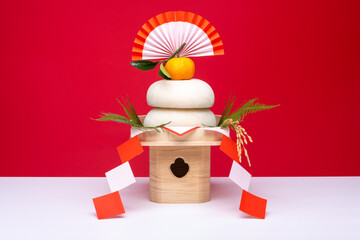 本物のお餅“鏡餅"を中央に配置した写真　紅白背景　三宝(台座)あり