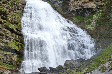 Obraz premium Cola de Caballo waterfall in Ordesa y monte perdido national park, Pyrenees, Spain