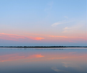 Obraz premium sunset over the lake