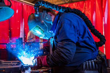 Soudeur en action dans une entreprise de fabriquant d'outillage