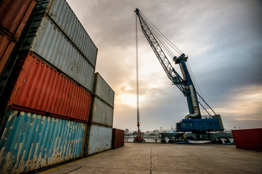 harbour mobile jib crane with jib lifting mechanism