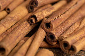 whole spice cinnamon and powdered cinnamon on the table