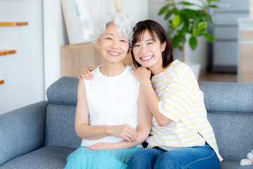 リビングでくつろぐ仲良し親子