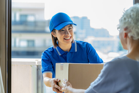 荷物を届ける若い女性