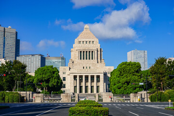 Obraz premium 青空に映える国会議事堂（東京都千代田区永田町）