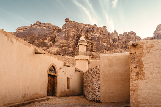 Minarett vor den Felsformationen in der Altstadt im W&uuml;stenland AlUla Medina Saudi-Arabien 