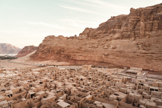 Ausblick &uuml;ber die Altstadt von AlUla Medina Saudi-Arabien mit Schluchten, Klippen, Felsen und Felsformationen dahinter